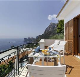 4 bedroom with pool and panoramic sea views near Serrento, sleeps 10